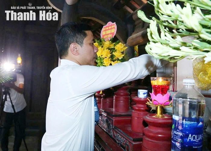Phó Bí thư Thường trực Tỉnh ủy Nguyễn Hồng Phong dâng hương tại Khu di tích lịch sử cách mạng Yên Trường.