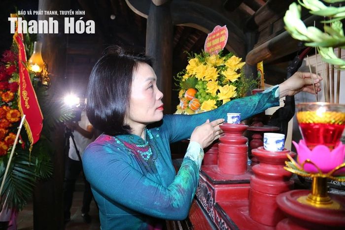 Các đại biểu dâng hương tại Khu di tích lịch sử cách mạng Yên Trường.
