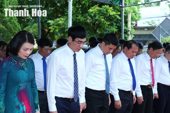 Các đại biểu mặc niệm tưởng nhớ các chiến sĩ cộng sản kiên trung đã có nhiều đóng góp cho sự nghiệp cách mạng của Đảng bộ tỉnh Thanh Hóa.