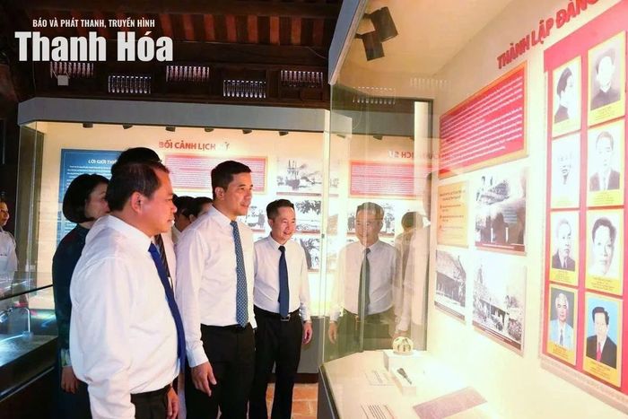 Phó Bí thư Thường trực Tỉnh ủy Nguyễn Hồng Phong và các đại biểu tham quan nhà truyền thống.