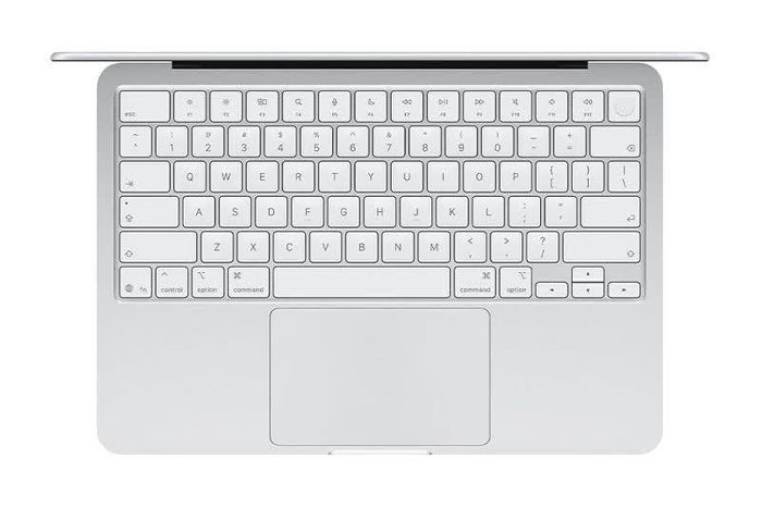 Thiết kế gọn gàng và khu vực bàn phím, trackpad quen thuộc là yếu tố khiến nhiều người dễ hình dung MacBook như một công cụ học tập, làm việc hằng ngày.