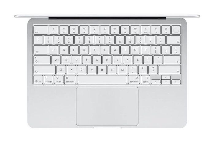Thiết kế gọn gàng và khu vực bàn phím, trackpad quen thuộc là yếu tố khiến nhiều người dễ hình dung MacBook như một công cụ học tập, làm việc hằng ngày.