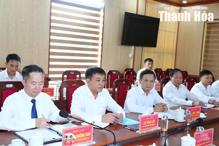Các đại biểu dự buổi làm việc.