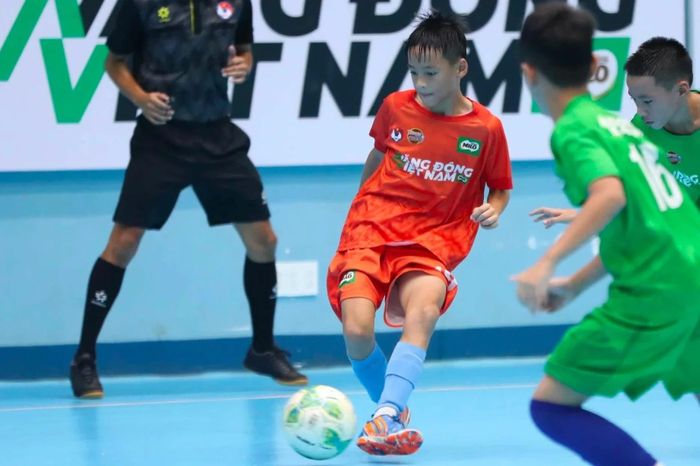 Anh Kiệt (áo đỏ) và các đồng đội U11 Việt Hùng Thanh Hóa giành vé vào vòng 1/8 với ngôi nhì bảng E. Ảnh: Thái Hải