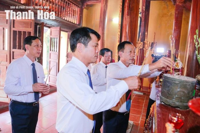 Các đồng chí Ủy viên Ban Thường vụ Tỉnh ủy dâng hương tưởng nhớ những người đảng viên Cộng sản đầu tiên của tỉnh Thanh Hóa.