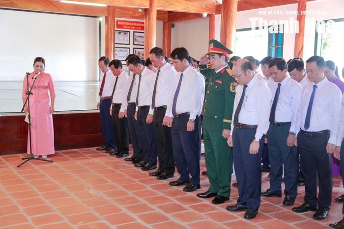 Phó Bí thư Tỉnh ủy Trịnh Tuấn Sinh và các đại biểu tưởng niệm Chủ tịch Hồ Chí Minh và các đồng chí lãnh đạo tỉnh giai đoạn 1967-1973.