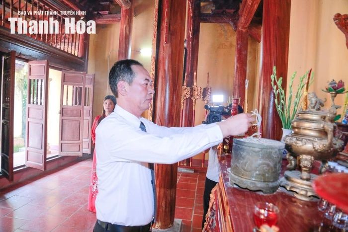 Phó Bí thư Tỉnh ủy Trịnh Tuấn Sinh dâng hương tưởng nhớ những người đảng viên Cộng sản đầu tiên của tỉnh Thanh Hóa.