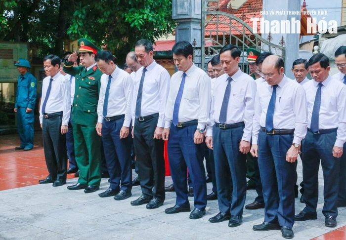 Phó Bí thư Tỉnh ủy Trịnh Tuấn Sinh và các đại biểu tưởng nhớ các chiến sĩ cộng sản kiên trung, những người đảng viên Đảng Cộng sản đầu tiên của tỉnh Thanh Hóa.