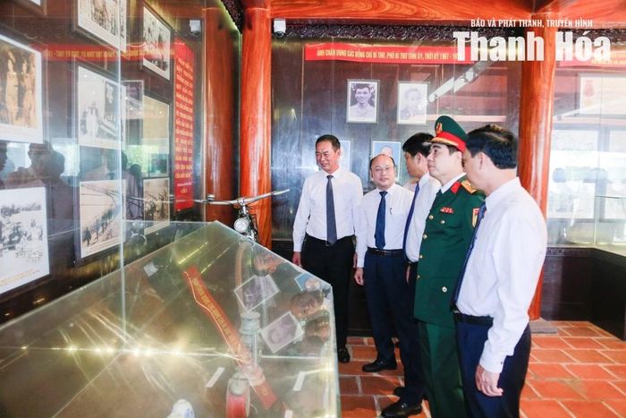 Phó Bí thư Tỉnh ủy Trịnh Tuấn Sinh và các đại biểu tham quan Khu di tích lịch sử cách mạng Trụ sở làm việc của Cơ quan Tỉnh ủy Thanh Hóa giai đoạn 1967-1973.