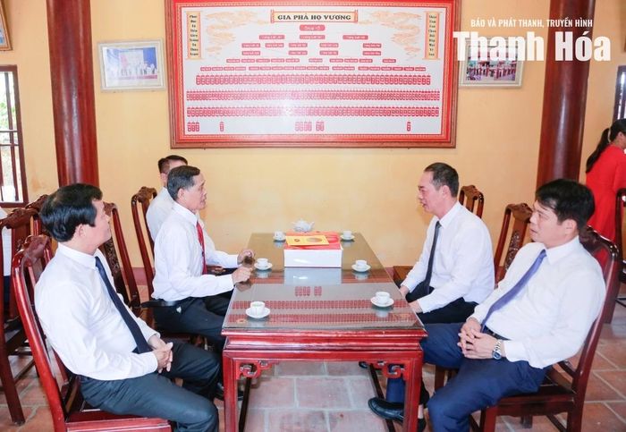 Phó Bí thư Tỉnh ủy Trịnh Tuấn Sinh cùng các đồng chí lãnh đạo tỉnh thăm hỏi các thế hệ của gia đình họ Vương.