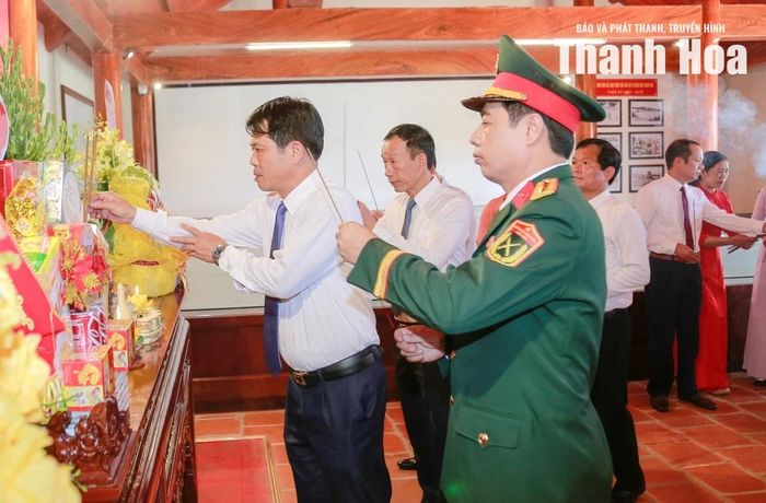 Các đồng chí Ủy viên Ban Thường vụ Tỉnh ủy dâng hương tưởng niệm Chủ tịch Hồ Chí Minh và các đồng chí lãnh đạo tỉnh giai đoạn 1967-1973.