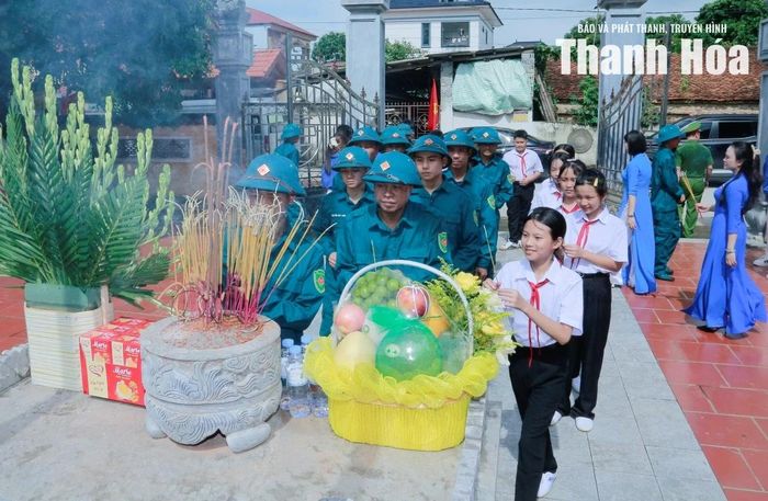 Lực lượng dân quân và các em thiếu nhi xã Thiệu Tiến dâng hương tưởng nhớ các chiến sĩ Cộng sản kiên trung, những người đảng viên Cộng sản đầu tiên của tỉnh Thanh Hóa.