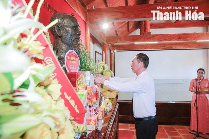 Phó Bí thư Tỉnh ủy Trịnh Tuấn Sinh dâng hương tưởng nhớ công lao vĩ đại của Chủ tịch Hồ Chí Minh và các đồng chí lãnh đạo tỉnh giai đoạn 1967-1973.