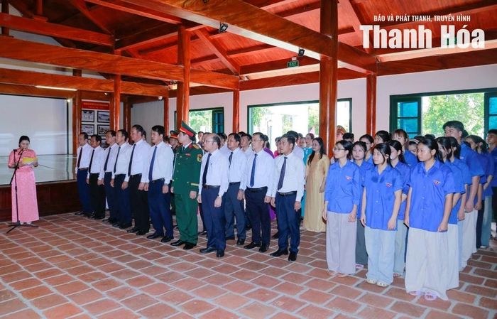Phó Bí thư Tỉnh ủy Trịnh Tuấn Sinh và các đại biểu dâng hoa, dâng hương tại Khu di tích lịch sử cách mạng Trụ sở làm việc của Cơ quan Tỉnh ủy Thanh Hóa giai đoạn 1967-1973.