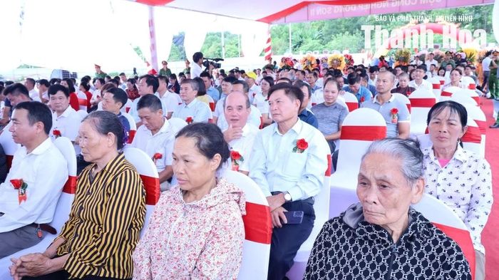 Các hộ dân trong vùng dự án dự lễ khởi công.