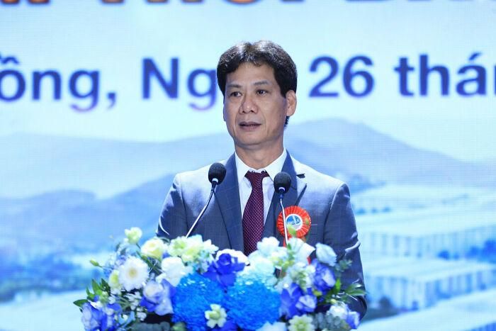 Ông Trần Hồng Quân, Giám đốc Công ty TNHH Luyện kim Trần Hồng Quân phát biểu tại buổi lễ. Nguồn: Cổng thông tin điện tử Lâm Đồng.