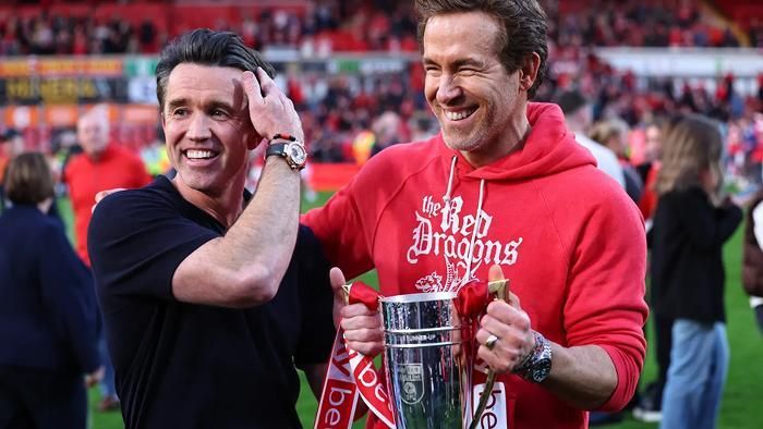 Hai nam diễn viên Ryan Reynolds và Rob McElhenney, đồng chủ sở hữu của Wrexham, cùng với chiếc cúp trong giải Sky Bet League. (Ảnh: Getty Images).