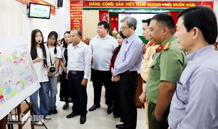 Lãnh đạo các sở, ngành nghe đại diện các trường chia sẻ góc nhìn, trải nghiệm về vấn đề an toàn giao thông tại trường học.