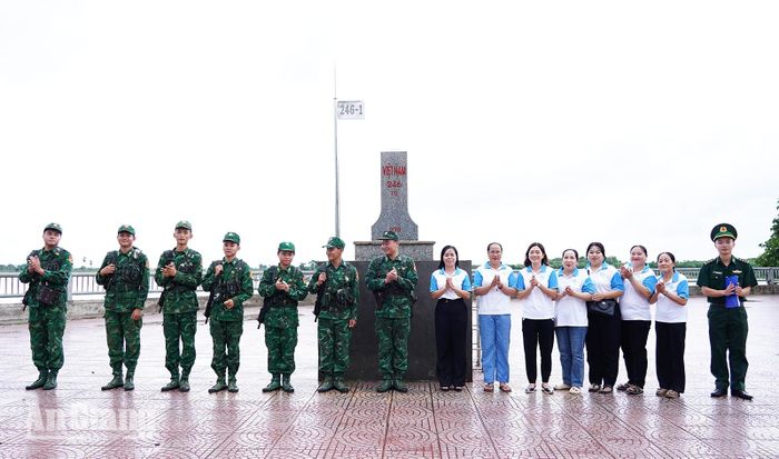 Tổ công tác Đồn Biên phòng Cửa khẩu Long Bình và Tổ phụ nữ bảo vệ đường biên, cột mốc xã Khánh Bình sau cuộc tuần tra bảo vệ biên giới.