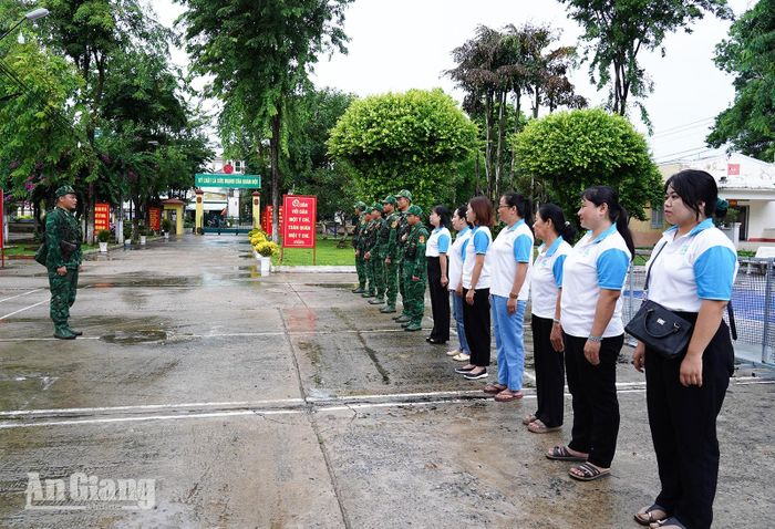 Tổ công tác Đồn Biên phòng Cửa khẩu Long Bình và Tổ phụ nữ bảo vệ đường biên, cột mốc xã Khánh Bình triển khai công việc trước buổi tuần tra.