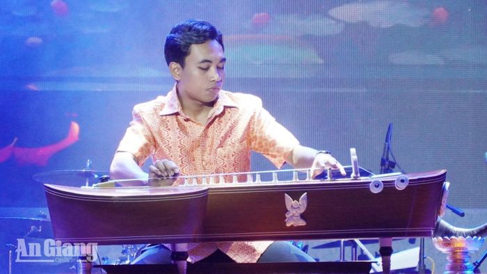 Đàn Tà Khê có 2 dây, 12 phím, được đặt nằm khi biểu diễn.