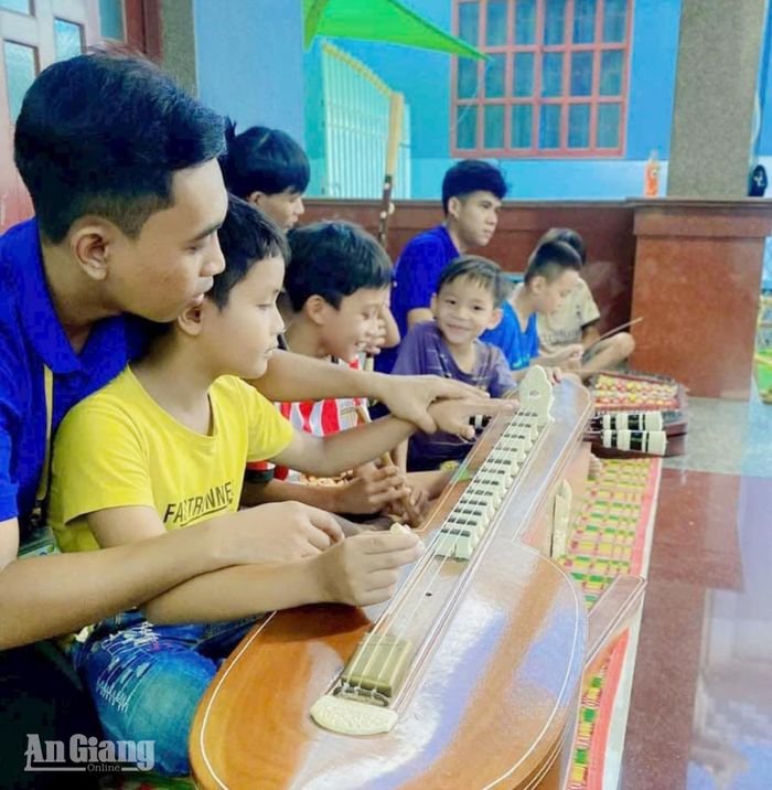 Việc truyền dạy, biểu diễn đàn Tà Khê góp phần gìn giữ bản sắc văn hóa của đồng bào Khmer.