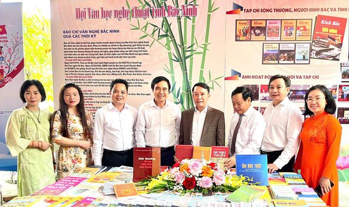  Các đại biểu tham quan gian trưng bày ấn phẩm văn học nghệ thuật tại Hội báo Xuân Bắc Ninh 2026. 