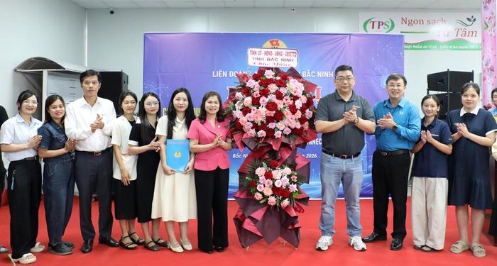  Các đồng chí: Lâm Thị Hương Thành, Thạch Văn Chung và lãnh đạo doanh nghiệp trao quyết định và tặng hoa chúc mừng Ban Chấp hành công đoàn cơ sở công ty. 
