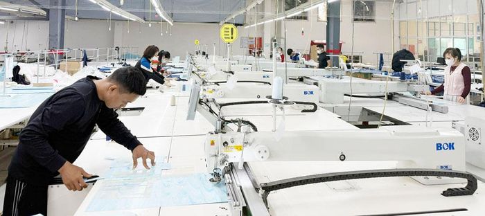  Công ty cổ phần May BGG Yên Thế ứng dụng các máy móc tự động trong sản xuất. Ảnh: Hoài Thu. 