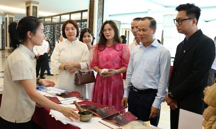  Đồng chí Phó Chủ tịch Thường trực UBND tỉnh Mai Sơn cùng các đại biểu nghe giới thiệu sản phẩm dịch vụ du lịch của đơn vị Sena Wellness Retreat Bắc Ninh. 