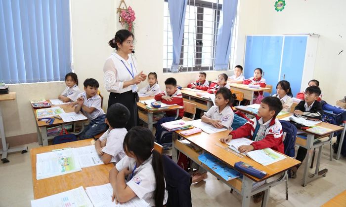 Ở các xã miền núi địa bàn rộng, Sở Giáo dục và Đào tạo Bắc Ninh khuyến khích sáp nhập trường tiểu học với trường trung học cơ sở thành trường liên cấp. Ảnh: Cô, trò Trường Tiểu học và Trung học cơ sở Hữu Sản (xã Vân Sơn).