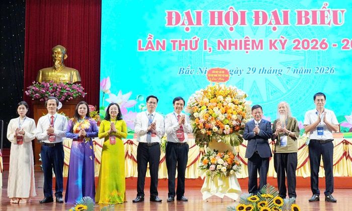 Nhạc sĩ Đỗ Hồng Quân tặng hoa chúc mừng Hội Văn học nghệ thuật tỉnh Bắc Ninh.