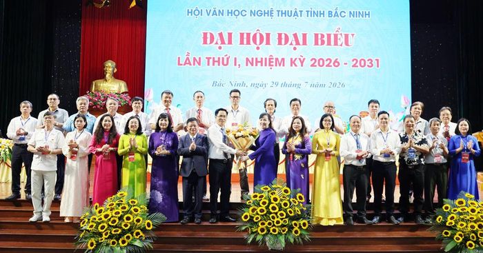 Các đồng chí lãnh đạo tặng hoa chúc mừng Ban Chấp hành Hội Văn học nghệ thuật tỉnh Bắc Ninh khóa mới.