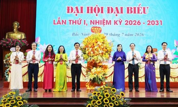 Các đồng chí: Nguyễn Thị Hà, Nghiêm Xuân Hưởng tặng hoa chúc mừng Đại hội Hội Văn học nghệ thuật tỉnh.