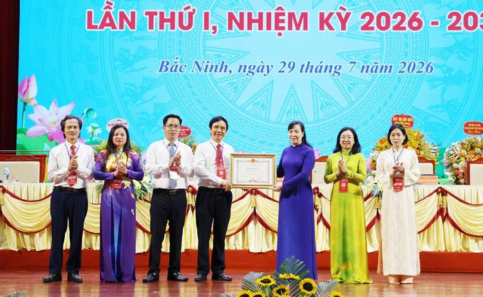 Đồng chí Nguyễn Thị Hà trao Bằng khen cho Hội Văn học nghệ thuật tỉnh Bắc Ninh.