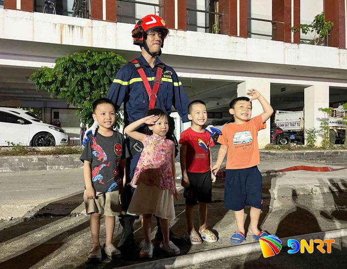 Các em nhỏ giao lưu cùng chiến sĩ cứu hỏa. Ảnh: LÂM VIÊN