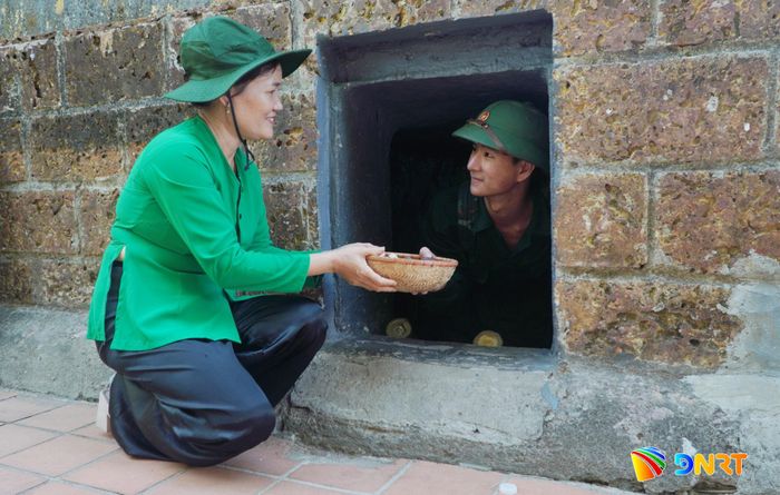 Trình diễn hoạt động tiếp tế lương thực cho bộ đội ở địa đạo Kỳ Anh. Ảnh: PHAN VINH