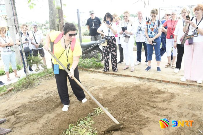 Thành phố Đà Nẵng phát triển nông nghiệp đa mục tiêu gắn với du lịch, kinh tế xanh, tuần hoàn. TRONG ẢNH: Du khách nước ngoài trải nghiệm sản xuất nông nghiệp sạch ở làng rau Trà Quế. Ảnh: QUANG VIỆT