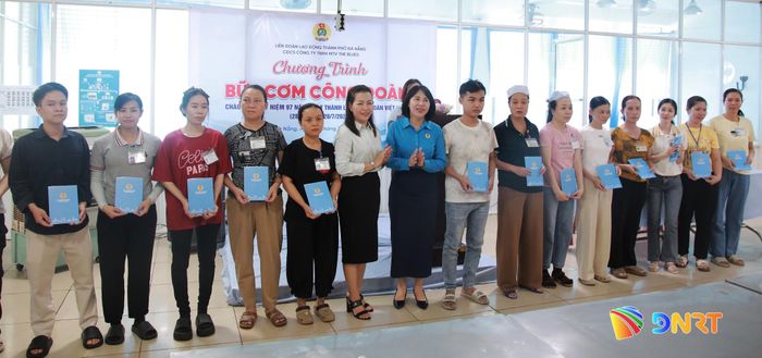 Đại diện các đơn vị trao hỗ trợ cho người lao động của Công ty TNHH MTV The Blues. Ảnh: ĐẮC MẠNH