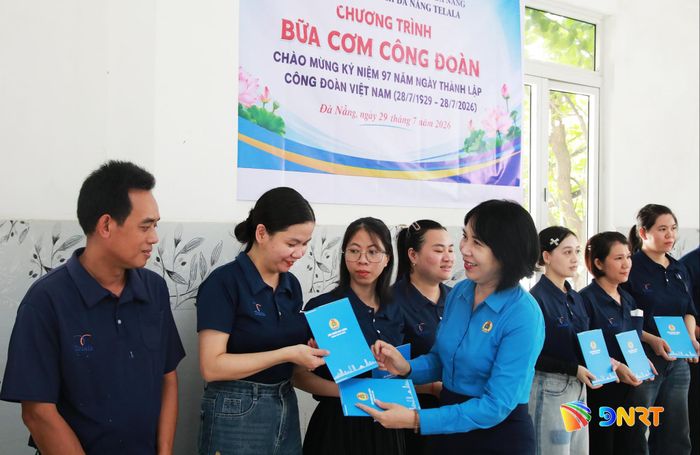 Đại diện lãnh đạo Liên đoàn Lao động thành phố trao quà hỗ trợ người lao động của Công ty TNHH Đà Nẵng Telala. Ảnh: ĐẮC MẠNH