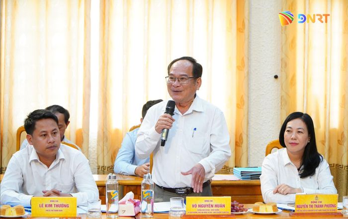 Ông Võ Nguyên Huân, Trưởng ban Thi đua khen thưởng, Ủy viên Thường trực Hội đồng Thi đua - Khen thưởng thành phố góp ý về công tác thi đua khen thưởng của khối. Ảnh: TÂM ĐAN