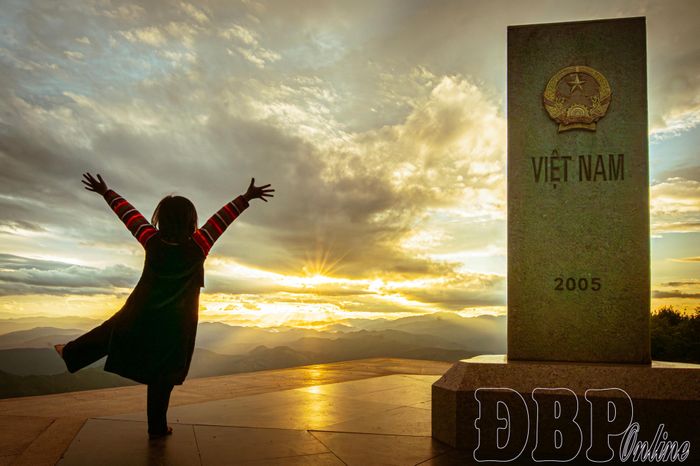 Trẻ em Hà Nhì hồn nhiên đón hoàng hôn trên mốc giao điểm ba nước Việt Nam - Lào - Trung Quốc.
