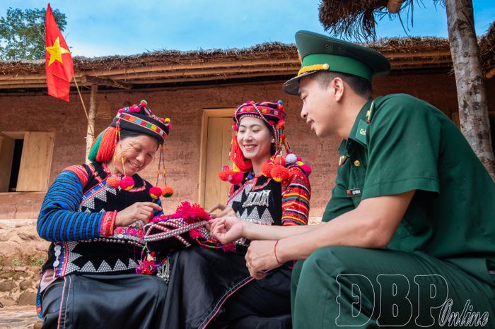 Sự gắn bó giữa bộ đội biên phòng với người dân Hà Nhì tại Sín Thầu góp phần xây dựng thế trận biên phòng toàn dân ngày càng vững chắc trên tuyến biên giới.