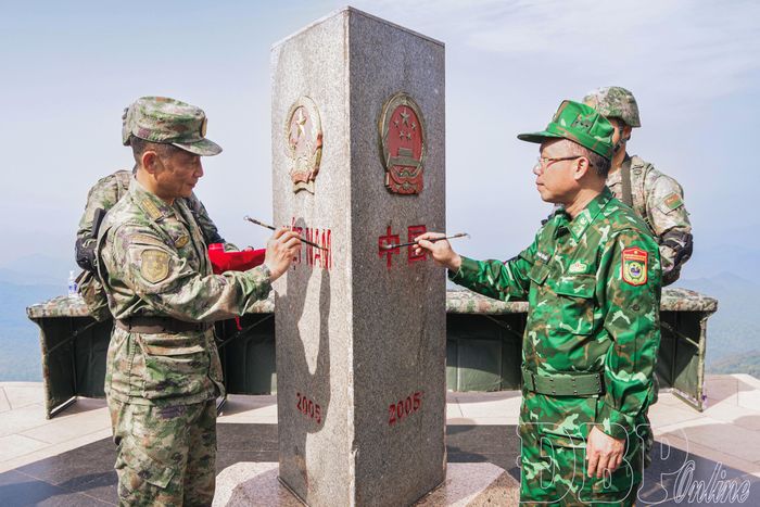 Lãnh đạo chỉ huy hai bên cùng tô son mốc giao điểm đường biên giới ba nước Việt Nam - Trung Quốc - Lào sau khi kết thúc tuần tra song phương.