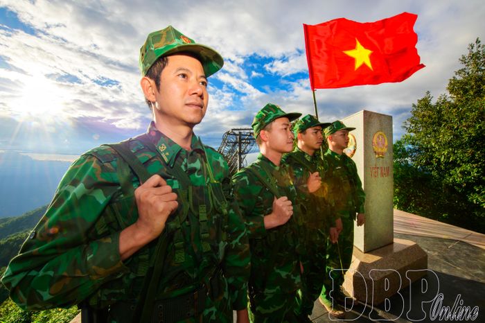 Những bước chân tuần tra của người lính quân hàm xanh bền bỉ vượt núi, băng rừng, bám sát từng cung đường biên giới, bảo vệ từng tấc đất thiêng liêng nơi cực Tây Tổ quốc.