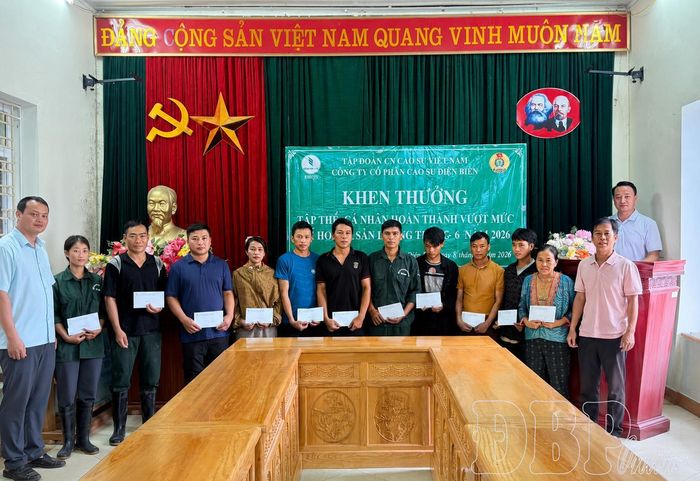 Công đoàn Công ty Cổ phần Cao su Điện Biên tổ chức khen thưởng đoàn viên có thành tích xuất sắc.