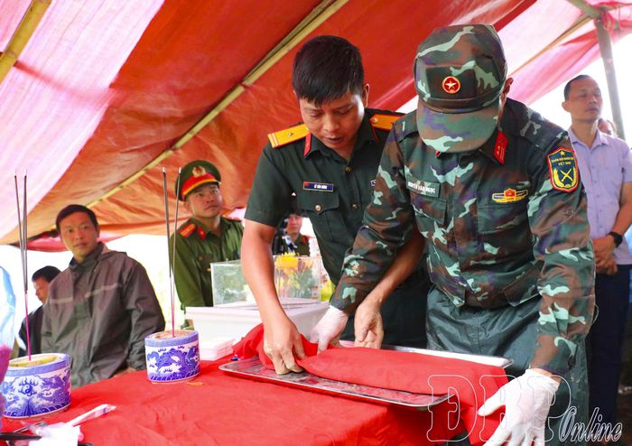 Cán bộ Bộ Chỉ huy Quân sự tỉnh quy tập hài cốt liệt sĩ tại khu vực đỉnh đèo Pha Đin, bản Lồng, xã Quài Tở. 