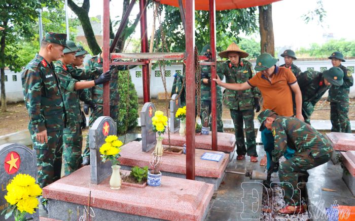 Cán bộ, chiến sĩ Bộ Chỉ huy Quân sự tỉnh tiến hành khai quật phần mộ liệt sĩ tại Nghĩa trang Liệt sĩ quốc gia Độc Lập.