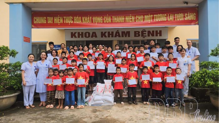 Trẻ em Làng trẻ em SOS Điện Biên Phủ nhận quà tại chương trình.