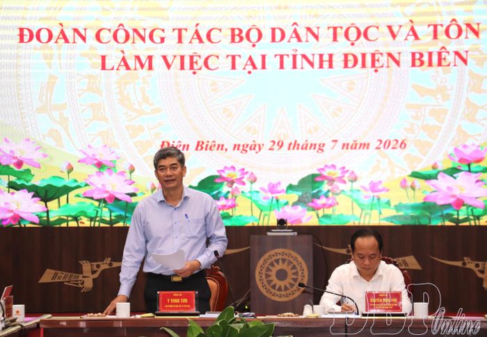 Thứ trưởng Bộ Dân tộc và Tôn giáo Y Vinh Tơr phát biểu kết luận buổi làm việc.